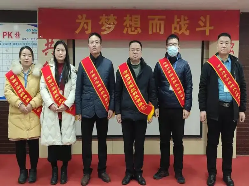 他們是一束光，為伊始照亮